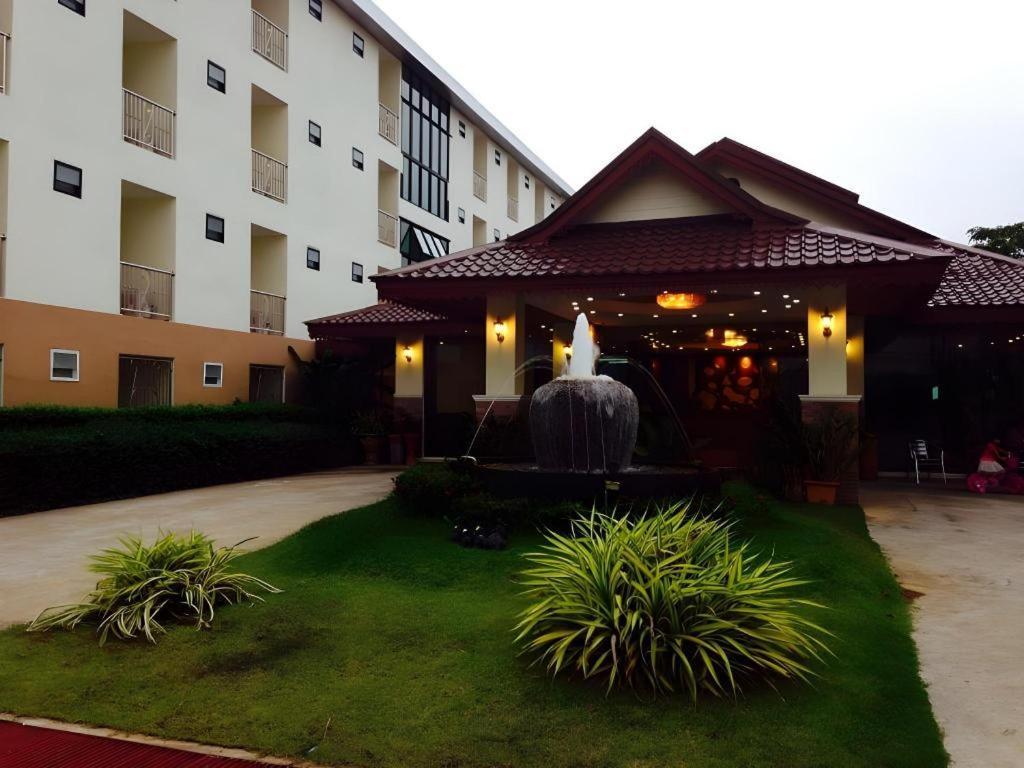 Sirimathani Hotel Лоеи Екстериор снимка