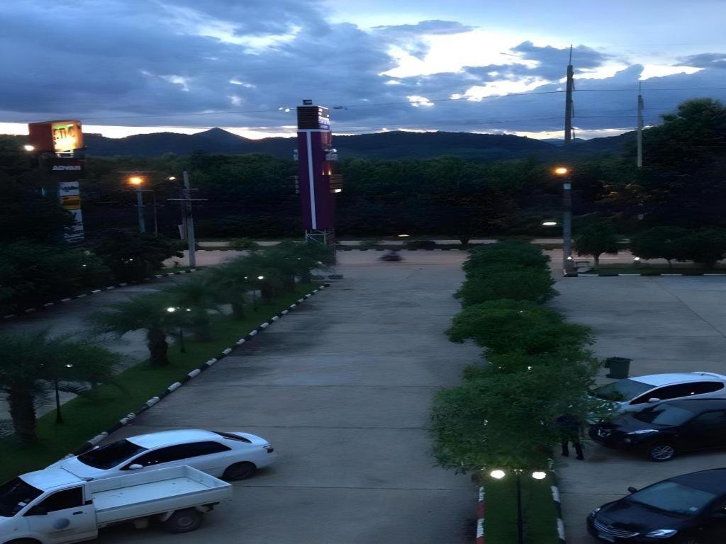 Sirimathani Hotel Лоеи Екстериор снимка