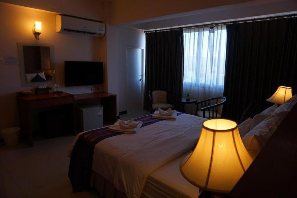 Sirimathani Hotel Лоеи Екстериор снимка