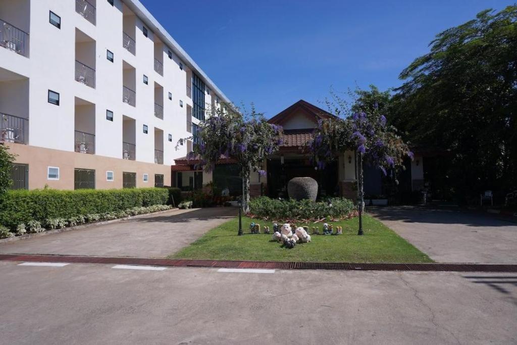 Sirimathani Hotel Лоеи Екстериор снимка